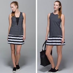 Super chic Lululemon BOTH WAYS DRESS size 10 EUC Reversible 4-in-1 Black White